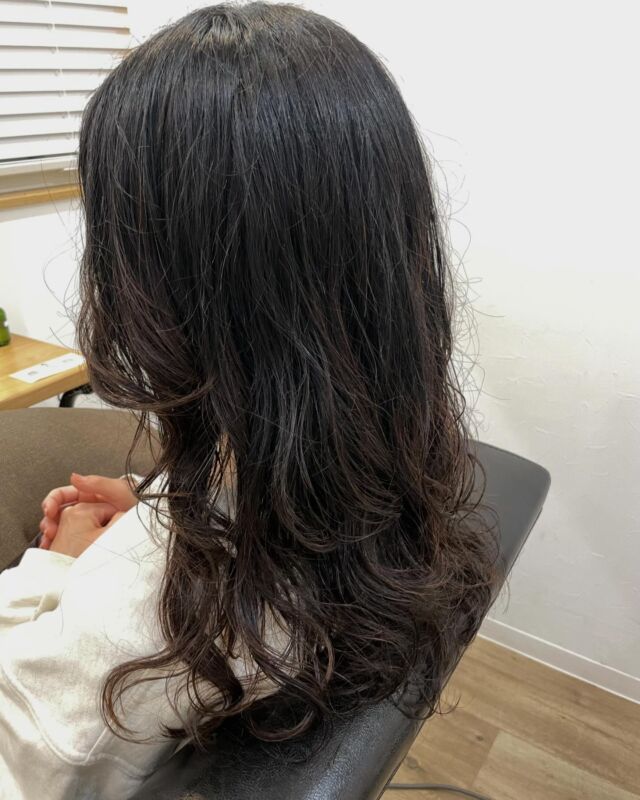 明日はお休みを頂きます🙇‍♂️

今週もご予約枠残り僅かとなっております🙇‍♂️
18日はまだ余裕あります◎
お問い合わせ下さいませ♪

前回のパーマから３ヶ月程経ったスタイル🧐

現在Canvasでは一緒に働いてくれる仲間を募集しております。
正社員スタイリスト、パートスタイリスト、パートアシスタント、幹部候補を随時募集中です。
働き方などは出来るだけ柔軟に合わせて行きたいと思っております。
興味ある方はお気軽にお問い合わせ下さいませ！！
・
・
・
・
 #恵庭美容室#千歳美容室#北広島美容室#恵庭 #千歳#北広島#長沼
#テラカラー#白髪を活かすハイライト#大人世代のハイライト
#ラッシュリフト#ヴィラロドラ
#デジタルパーマがオススメのサロン
#marrb#縮毛矯正が得意なサロン#スロウ#ヘッドスパ#髪質改善ストレート#アンチエイジング #アディクシーカラー#髪質改善#ヘアケアサロン#ウルティアトリートメント#脱白髪染め#ヘアエステ

#サロンモデル募集中#スタッフ募集中#tokikata
・

・
恵庭市の美容室Canvasです✂︎
ヘアケア、パーマスタイルや縮毛矯正が特にオススメのサロンです♩
ご予約はHP、LINEからも受付可能
★お気軽にお問い合わせください★
不定休/☎︎0123-25-9993
📍アクセス***恵み野駅徒歩10分。
モスバーガーとしまむらの向い側です☺︎
代表/スタイリスト 前田